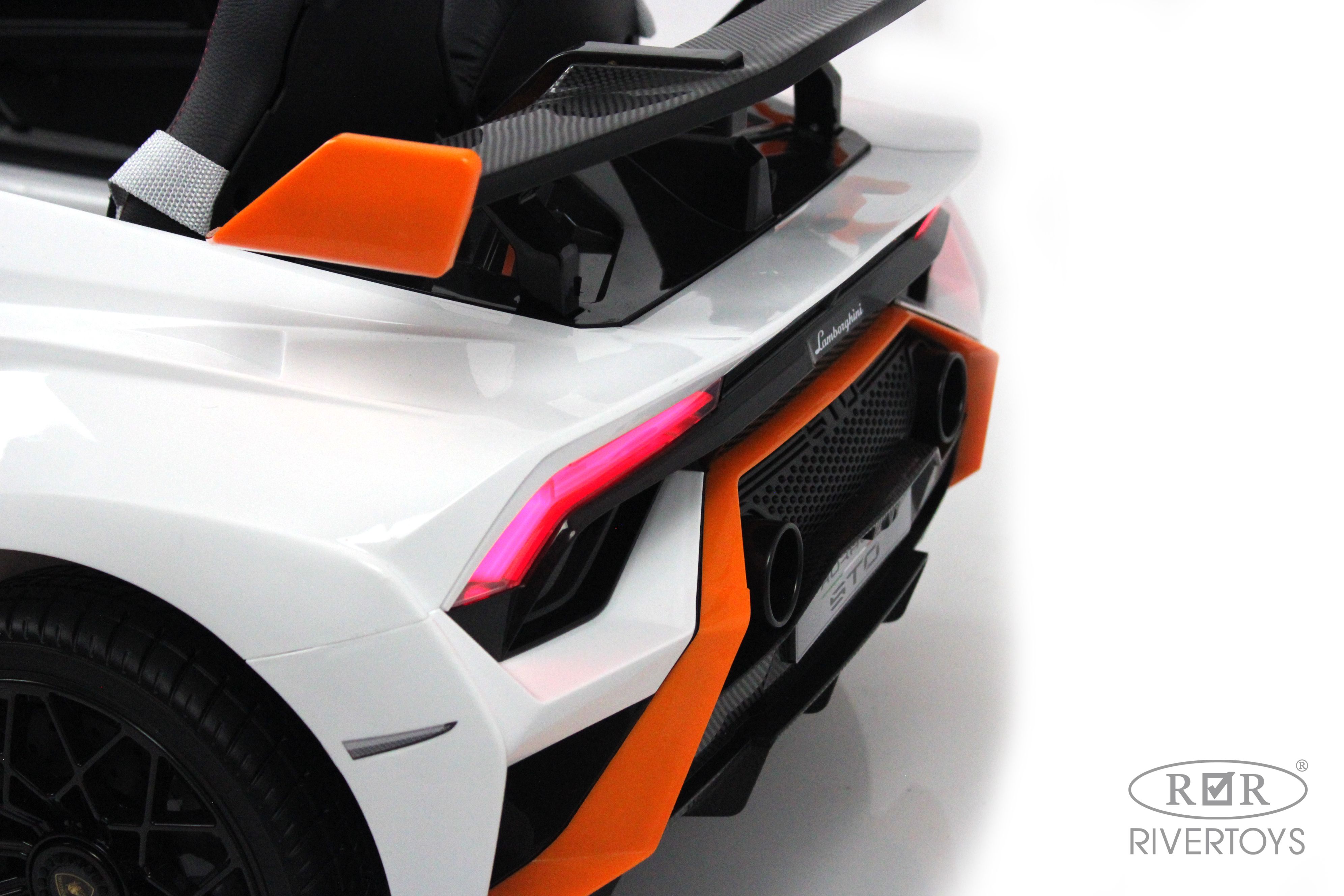 Купить Детский электромобиль RIVERTOYS Lamborghini Huracán STO E888EE